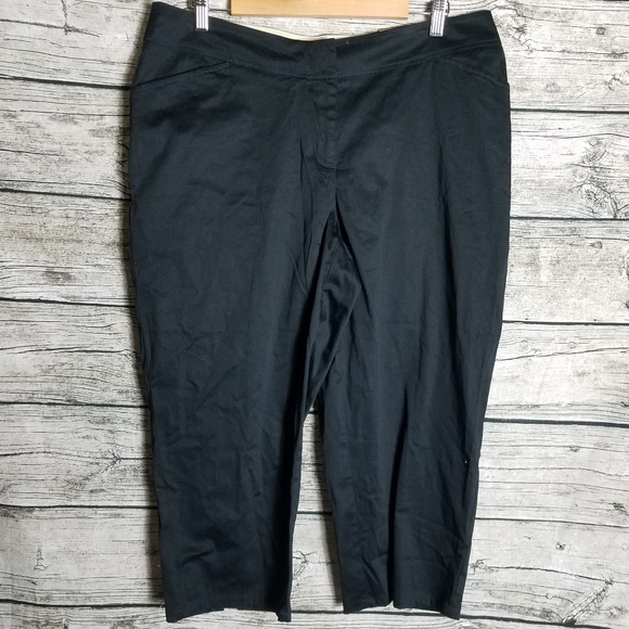 Avenue Size 16 Black Cropped Pants.Waist approx: 17.5 inches Inseam approx: 2